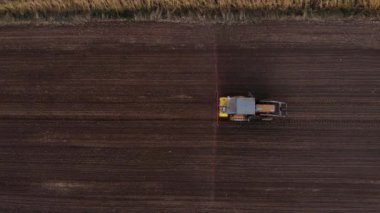Traktör buğday 4K, UHD, Sinematik, Hava Görüntüleri tarlasına böcek ilacı püskürtüyor.