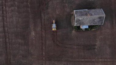 Traktör buğday 4K, UHD, Sinematik, Hava Görüntüleri tarlasına böcek ilacı püskürtüyor.