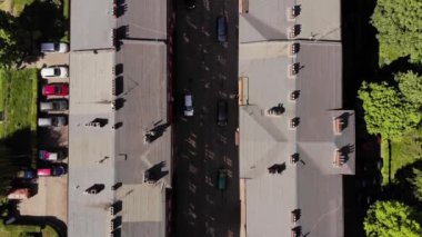 Çatıda baca ve havalandırma var. Arkaplanda antenler 4K, UHD, Sinematik, Hava Görüntüleri