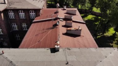 Çatıda baca ve havalandırma var. Arkaplanda antenler 4K, UHD, Sinematik, Hava Görüntüleri
