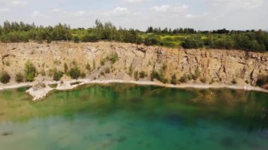 Taş ocağının merkezinde mavi göl, UHD, Sinematik, Hava Görüntüleri