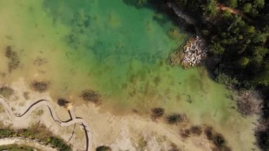 Taş ocağının merkezinde mavi göl, UHD, Sinematik, Hava Görüntüleri