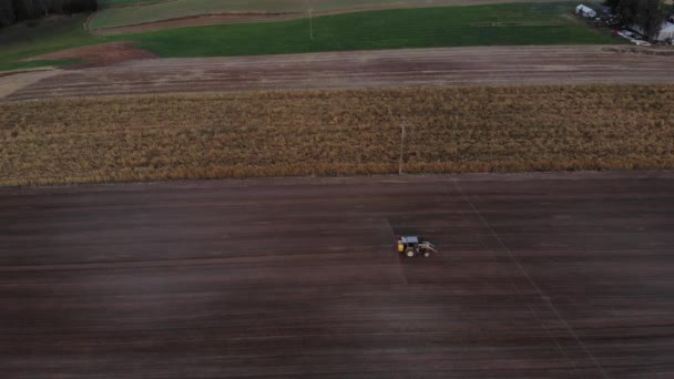 Traktorsprøyting Pesticider Område Med Hvet Uhd Kinematikk Luftfotografering – stockvideo