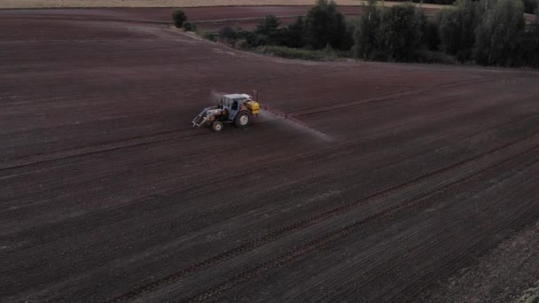 Трактор Розпилює Пестициди Області Wheat Uhd Cinematic Aerial Footage — стокове відео