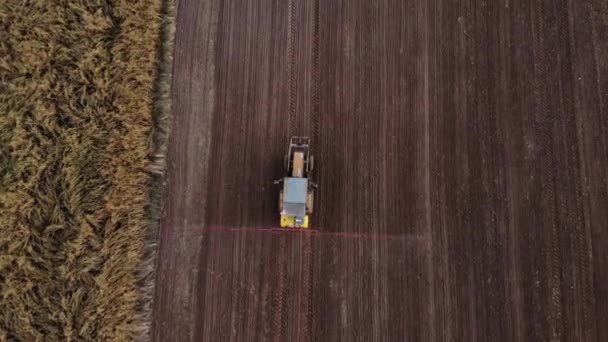 Traktor Versprüht Pestizide Auf Einem Weizenfeld Uhd Film Und Luftaufnahmen — Stockvideo