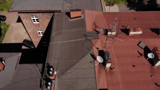 Kémények Szellőzők Tetőn Antennák Háttérben Uhd Cinematic Aerial Footage — Stock videók