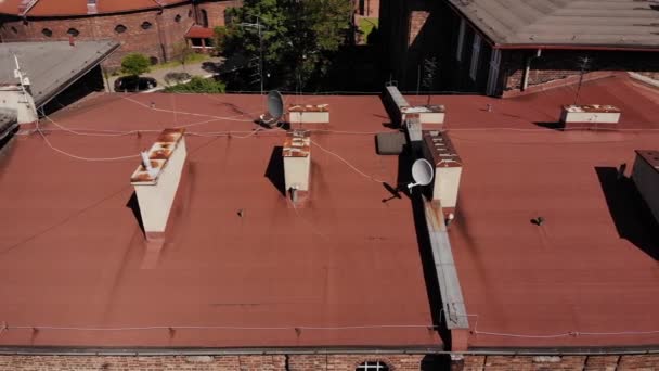 Schoorstenen Ventilatieopeningen Het Dak Antennes Achtergrond Uhd Cinematic Luchtfoto — Stockvideo