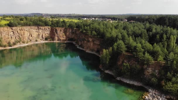 Taş Ocağının Merkezinde Mavi Göl Uhd Sinematik Hava Görüntüleri — Stok video