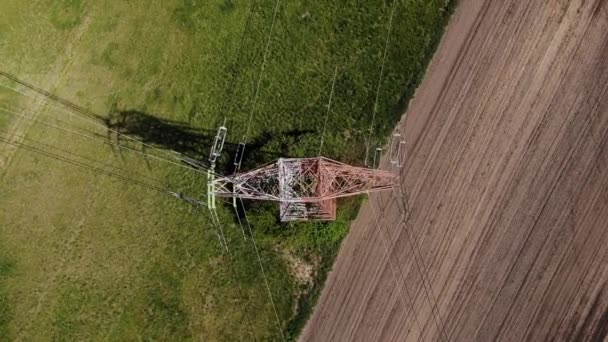 Strommasten Und Hochspannungsleitungen Einer Agrarlandschaft Hochspannungsmasten Stromübertragungsleitungen Uhd Film Luftaufnahmen — Stockvideo