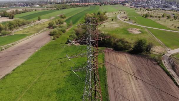 Strommasten Und Hochspannungsleitungen Einer Agrarlandschaft Hochspannungsmasten Stromübertragungsleitungen Uhd Film Luftaufnahmen — Stockvideo