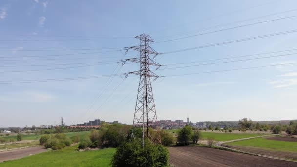 Tarım Arazisindeki Elektrik Direkleri Yüksek Voltaj Hatları Yüksek Voltaj Direkleri — Stok video