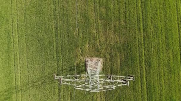 Strommasten Und Hochspannungsleitungen Einer Agrarlandschaft Hochspannungsmasten Stromübertragungsleitungen Uhd Film Luftaufnahmen — Stockvideo