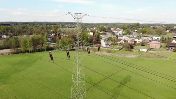 Strommasten Und Hochspannungsleitungen Einer Agrarlandschaft Hochspannungsmasten Stromübertragungsleitungen Uhd Film Luftaufnahmen — Stockvideo