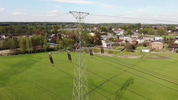 Stroommasten Hoogspanningsleidingen Een Landbouwlandschap Hoogspanningsmasten Elektriciteitstransmissielijnen Uhd Cinematic Luchtfoto — Stockvideo