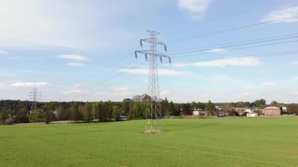 Stroommasten Hoogspanningsleidingen Een Landbouwlandschap Hoogspanningsmasten Elektriciteitstransmissielijnen Uhd Cinematic Luchtfoto — Stockvideo