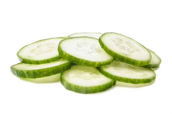 Beyaz izole salatalık slises — Stok fotoğraf