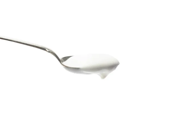 Crema bianca fresca su un cucchiaio d'argento — Foto Stock