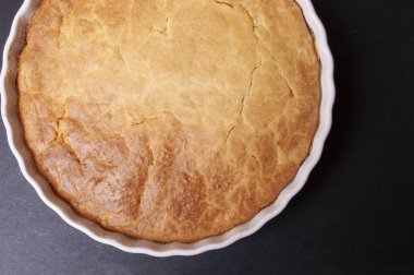 Siyah arka plan üzerine lezzetli taze ev yapımı pasta