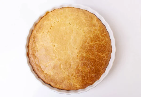 Вкусный домашний пирог на белом фоне — стоковое фото