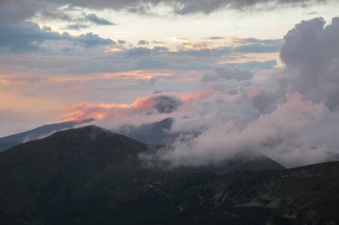 Gutyn-Tomnatyk, Karpatlar, Ukrayna Puslu Dağlar peyzaj