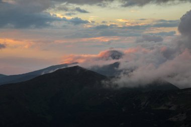Gutyn-Tomnatyk, Karpatlar, Ukrayna Puslu Dağlar peyzaj