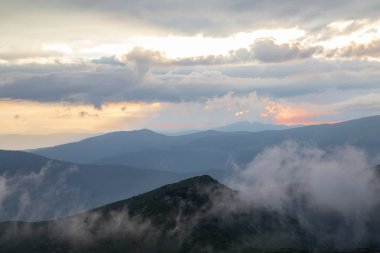Gutyn-Tomnatyk, Karpatlar, Ukrayna Puslu Dağlar peyzaj