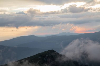 Gutyn-Tomnatyk, Karpatlar, Ukrayna Puslu Dağlar peyzaj