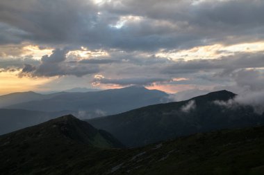 Gutyn-Tomnatyk, Karpatlar, Ukrayna Puslu Dağlar peyzaj