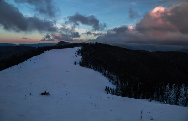 Hermosa Naturaleza Gorgan Yavirnyk Montaña Cubierta Nieve Cárpatos Ucrania — Foto de Stock