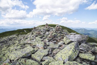 kayalık dağ Synyak mavi bulutlu gökyüzü, Karpat Dağları, Ukrayna altında doğal görünümünü