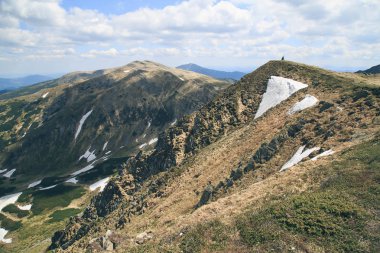 dağ manzaralı görünümünü Rebra kar, Karpatlar, Ukrayna kaplı.