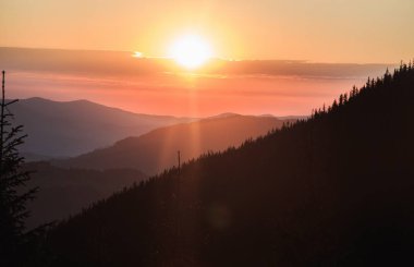 görkemli kırmızı günbatımı manzara Dağları, Popivan, Karpat, Ukrayna'nın üzerinde doğal görünümü