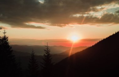 görkemli kırmızı günbatımı manzara Dağları, Popivan, Karpat, Ukrayna'nın üzerinde doğal görünümü