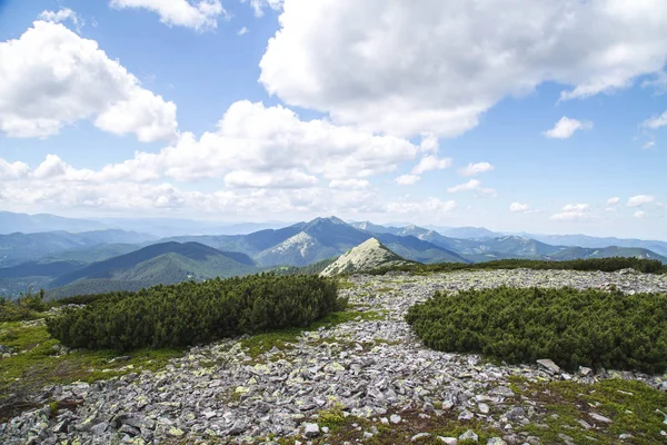 Scenic View Rocky Mountain Synyak Blue Cloudy Sky Carpathian Mountains — Stock Photo, Image