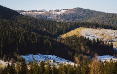 Mikulichyn Köyü, Karpat Dağları kış manzarası 