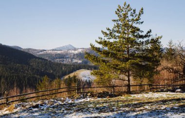 Mikulichyn Köyü, Karpat Dağları kış manzarası 