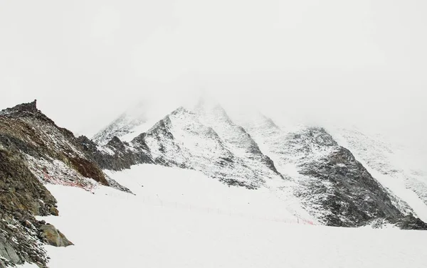 万宝龙的雾蒙蒙的山脉 夏莫尼阿尔卑斯山 — 图库照片