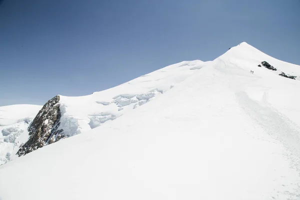 游客徒步到山上的地块万宝龙 夏莫尼阿尔卑斯山 — 图库照片