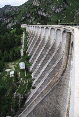 Görünüm yüzey su toplama gölet barajda Marmolada, Dolomites, İtalya