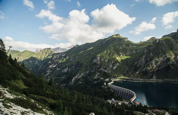 Görünüm yüzey su toplama gölet barajda Marmolada, Dolomites, İtalya