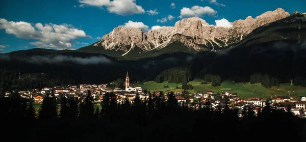 Dolomit Alps yakınındaki village gündüz adlı görünümünü