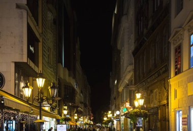 turist insanlar Street tarafından akşam saatlerinde, Budapeşte