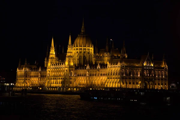 Budapeşte Parlamentosu aydınlatma, gece görünümü