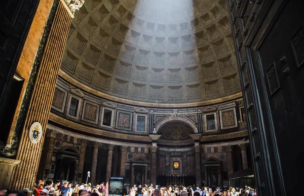 Pessoas Turísticas Sob Cúpula Com Buraco Com Luz Solar Roma — Fotografia de Stock