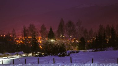 Yaremche köyü doğal görünümünü Dağları arka planda, Ukrayna