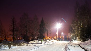 ağaçlar Yaremche köyü aydınlatma, Ukrayna üzerinden görüntülemek