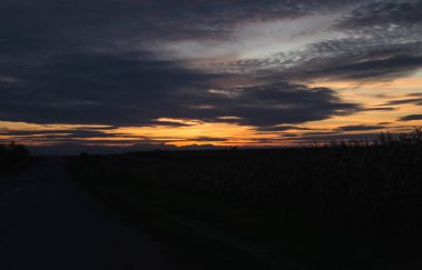 renkli günbatımında dramatik Kolomiya, Ukrayna