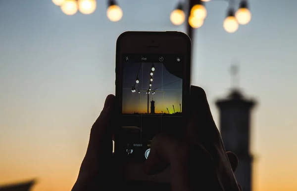 Handen Maken Van Foto Voor Dramatische Kleurrijke Zonsondergang Lviv Oekraïne — Stockfoto