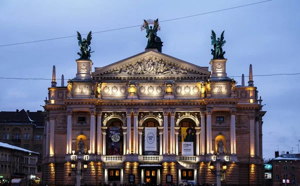 Weergave Van Opera Huis Van Lviv Verlichting Bij Avondschemering Oekraïne — Stockfoto