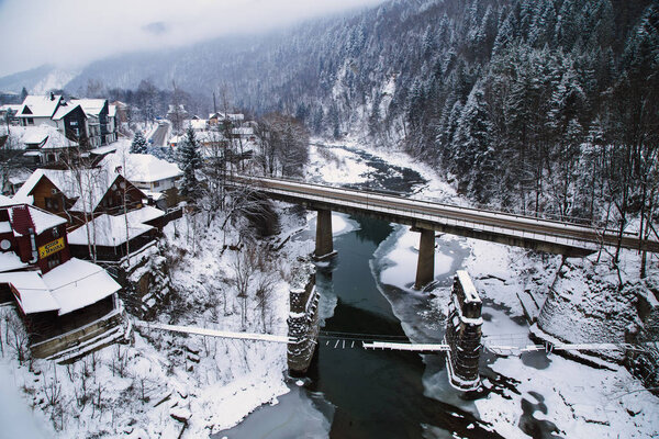 вид на дома и железнодорожный мост в зимний сезон в Яремче, Украина
 
